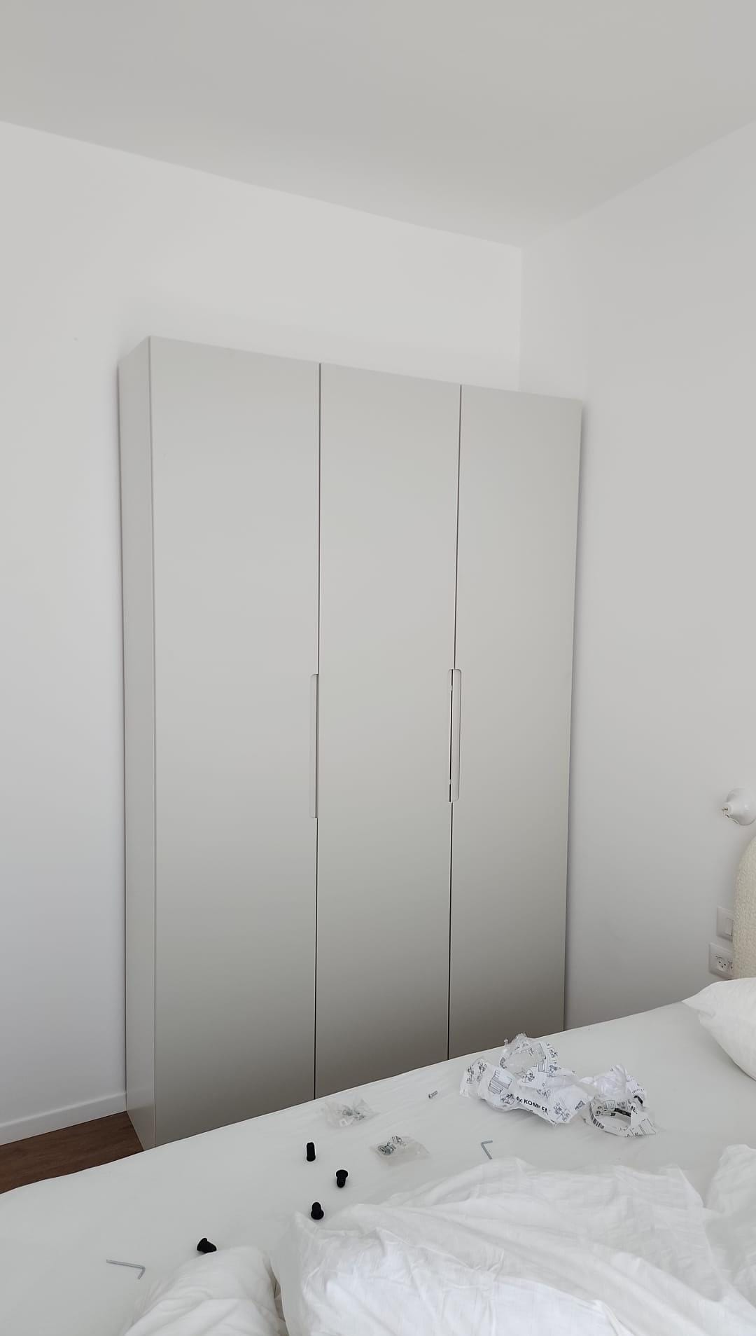 הארון מוכן וסגור עם שלוש דלתות מיושרות