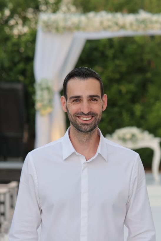 דביר בזנק, הנדימן, בחולצה לבנה